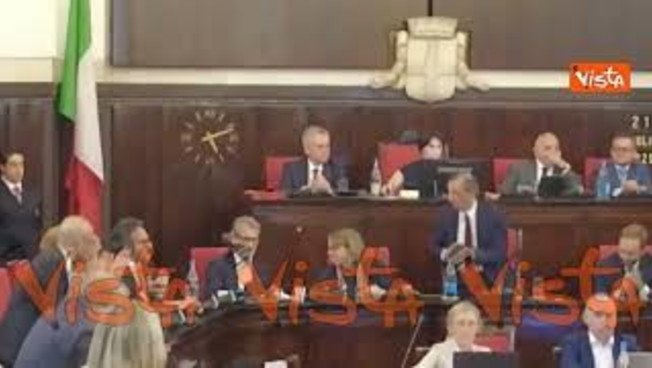La stretta di mano tra Sala e Tancredi dopo le dimissioni dell La stretta di mano tra Sala e Tancredi dopo le dimissioni dell