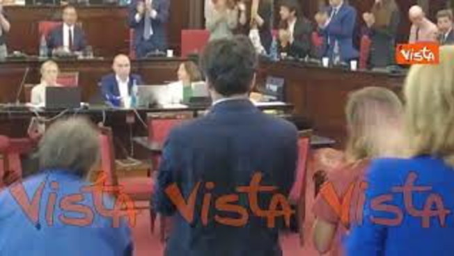 Il sindaco di Milano prosegue con l'incarico, la standing ovation dei consiglieri di Milano per Sala