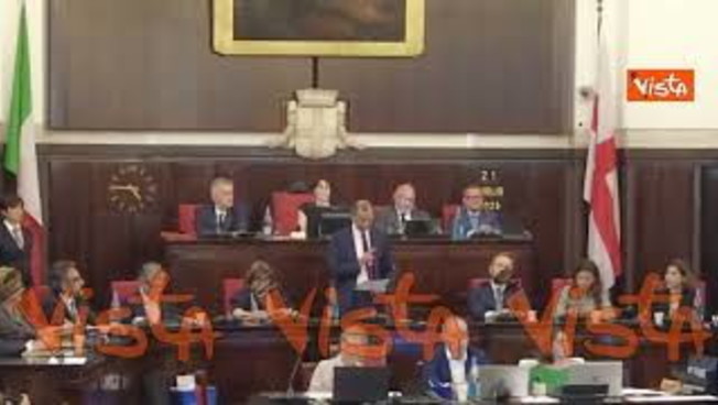 Scontro Sala Marcora in consiglio comunale Milano, per la foto fake del sindaco vestito da galeotto