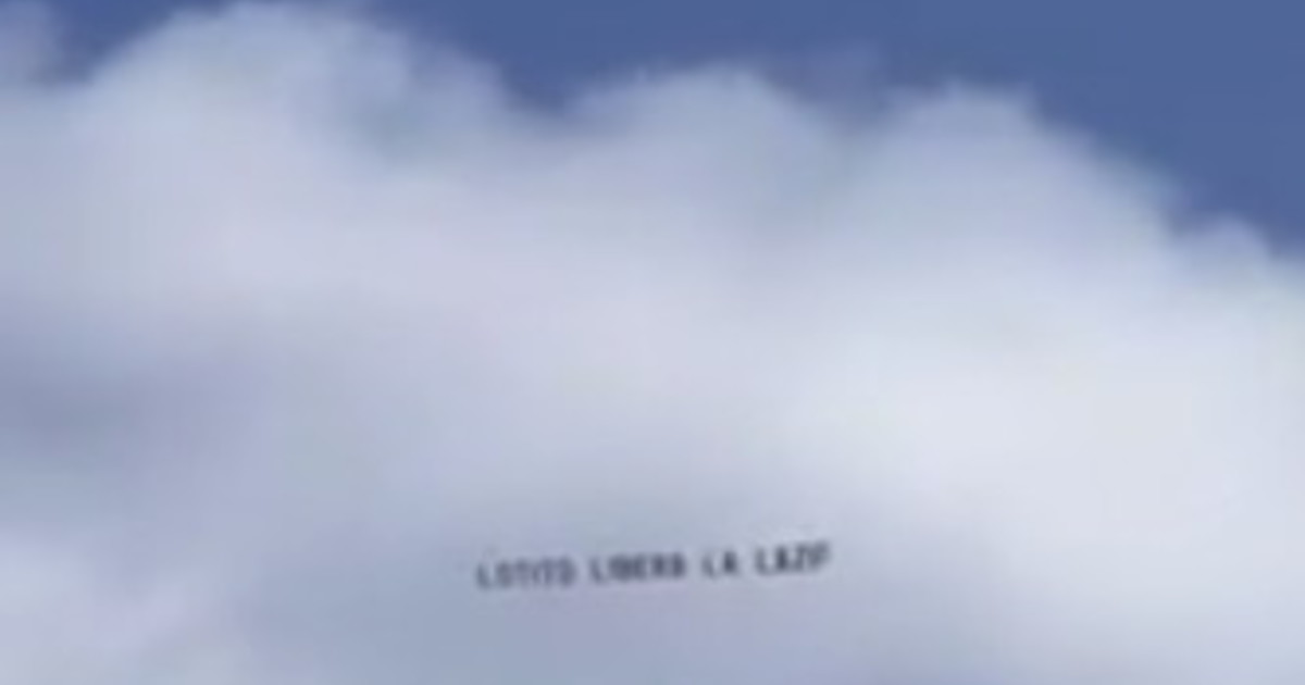 contestazione nei cieli sull aereo il messaggio volante per lotito