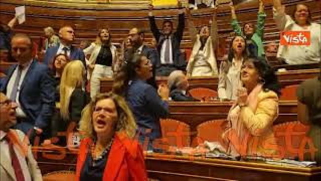 M5S protestano in Senato contro la riforma della giustizia con cartelli con Falcone e Borsellino