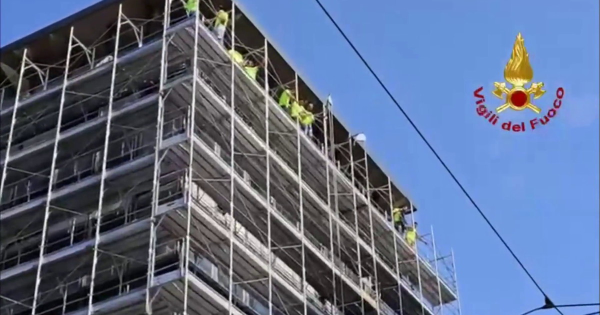 15 operai protestano a Milano su un ponteggio al settimo piano