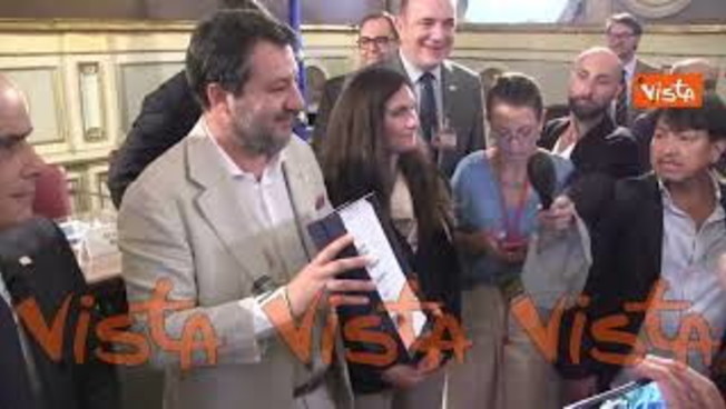 Matteo Salvini riceve il premio "Italia-Israele 2025", il momento della premiazione