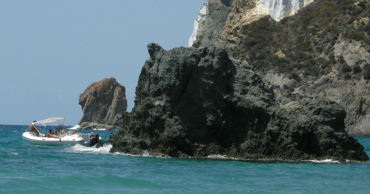 Ponza, yatch in fiamme: sette persone salvate dalla Guardia di Finanza