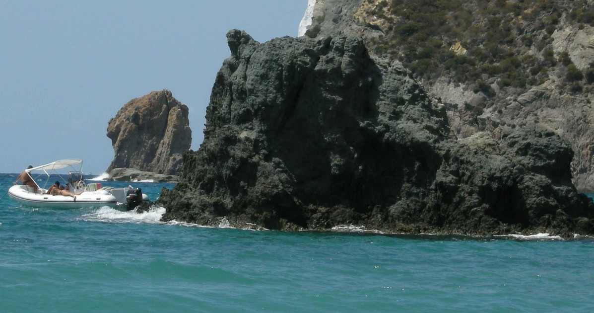 ponza yatch in fiamme sette persone salvate dalla guardia di finanza