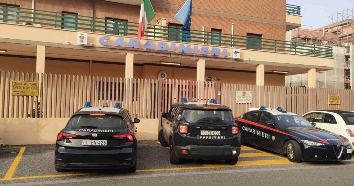 furgone di una ditta di infissi in fiamme trovate bottiglie incendiarie nell area