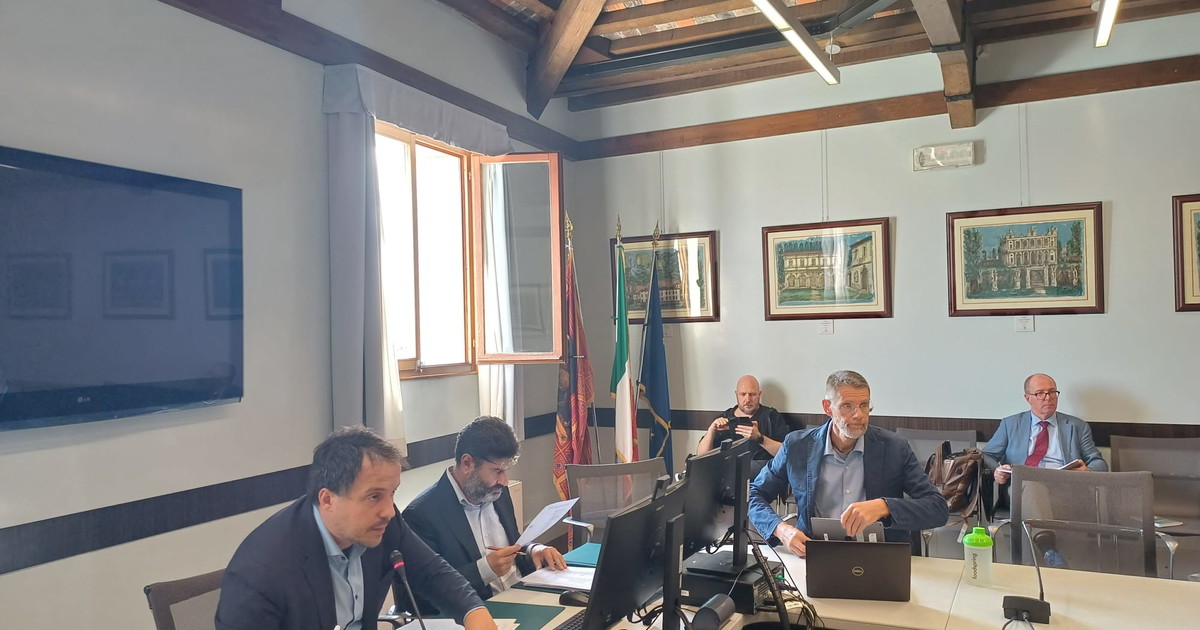 Comunicato Stampa: CRV Via libera a bando per contributi in apicoltura e all Comunicato Stampa: CRV Via libera a bando per contributi in apicoltura e all