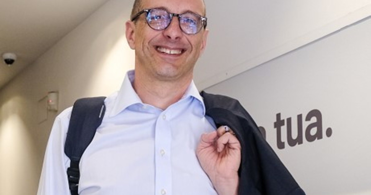 Ricci indagato, compaiono i manifesti: Evento annullato. Imbarazzo a sinistra