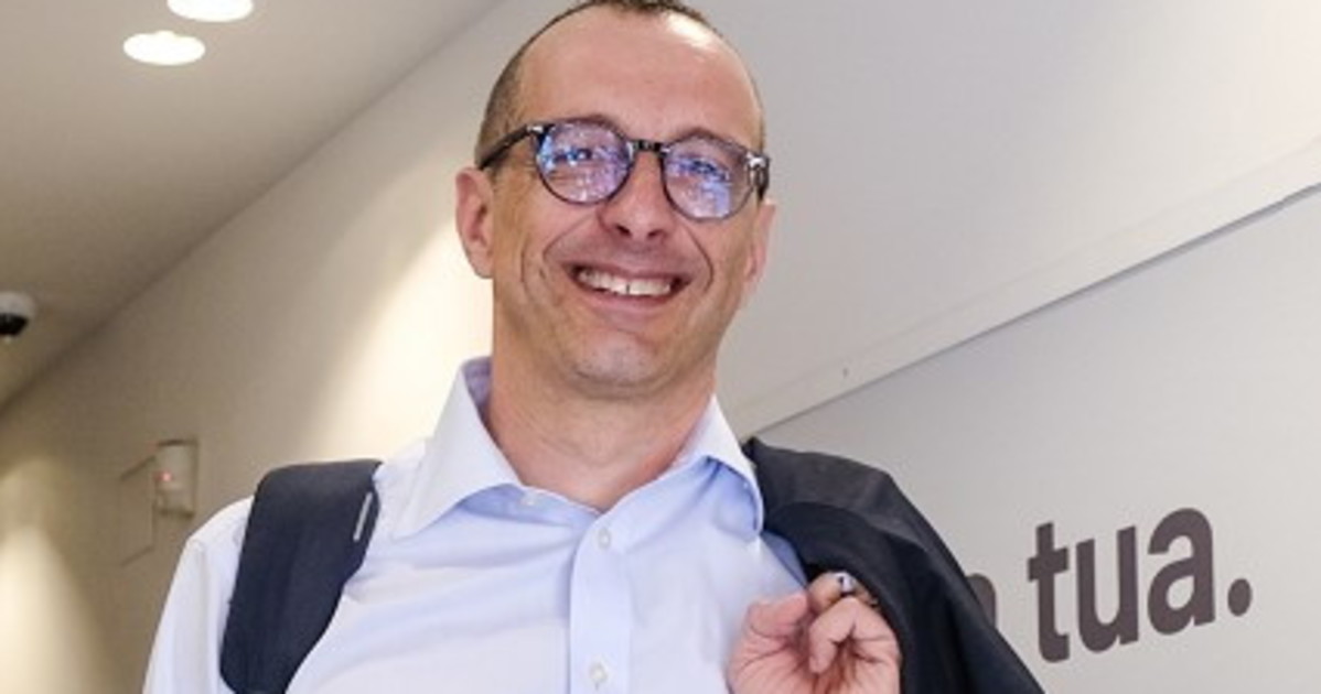 ricci indagato compaiono i manifesti evento annullato imbarazzo a sinistra