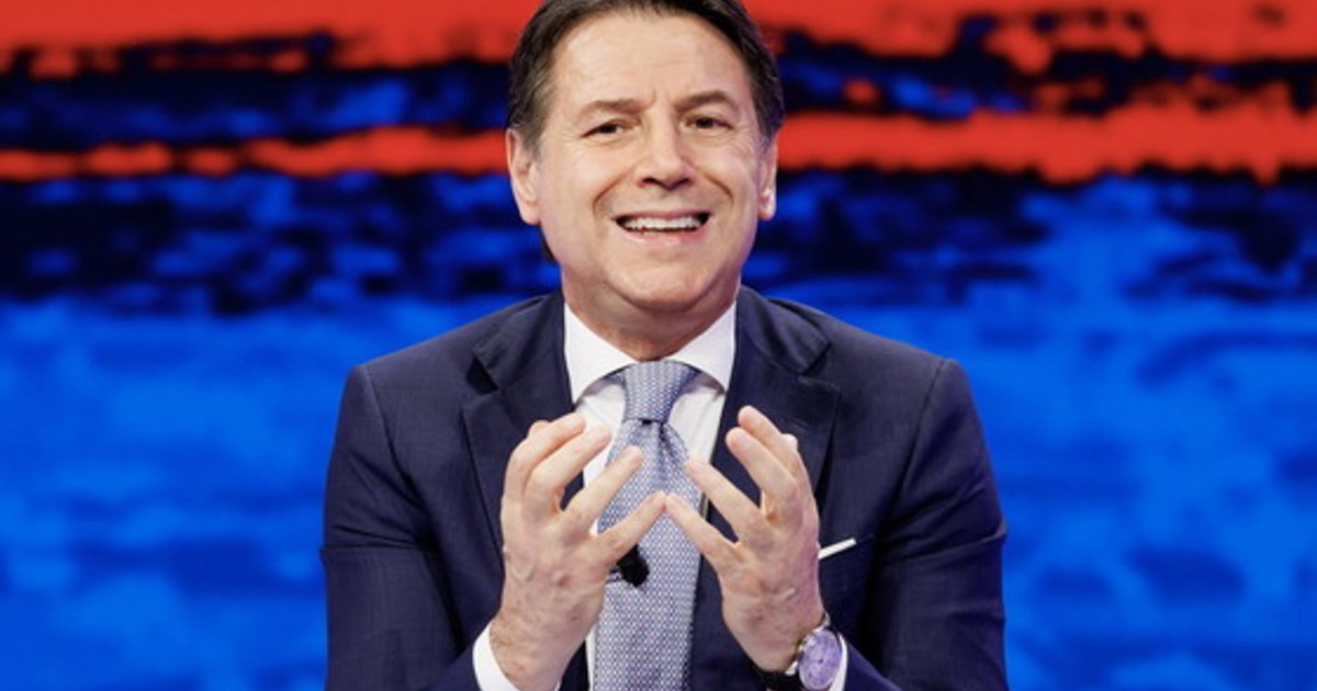 Conte sfrutta le inchieste per far le scarpe a Schlein. E il M5S si sfila nelle Marche