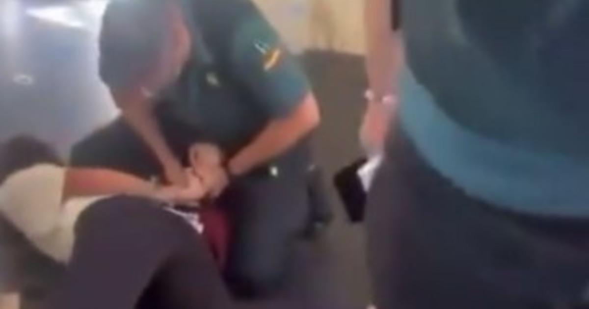 spagna ragazzi cantano in ebraico espulsi dal volo educatrice a terra 200 bufera