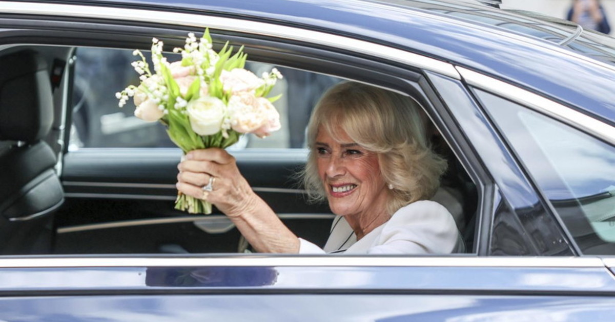 la regina camilla sembra pi249 giovane a chi fa pensare il nuovo look
