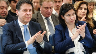 Il Pd è travolto dalle inchieste. La svolta garantista di Schlein, Conte si sfila