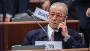 Quel “dolce partire” tra orde di barbari. E le chiamano ferie