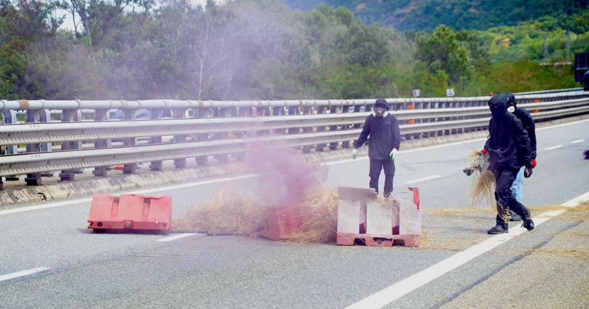 No Tav bloccano la Torino Bardonecchia. Piantedosi: "Guerriglia", Meloni: "Vergognoso"