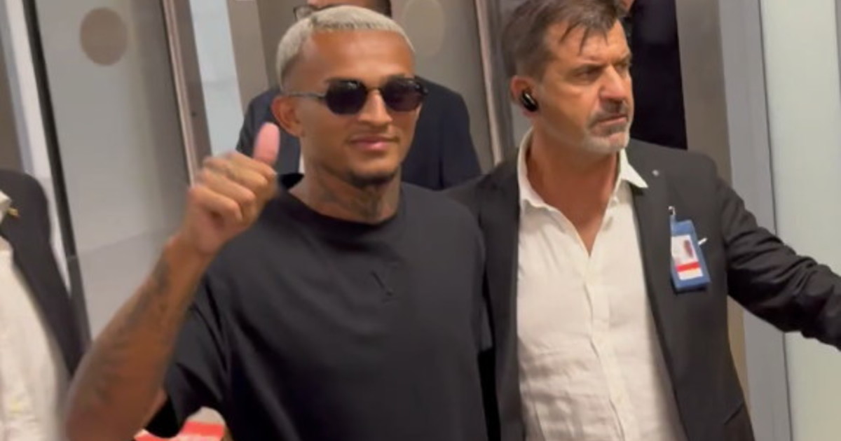 wesley sbarca a fiumicino accolto cos236 dai tifosi giallorossi