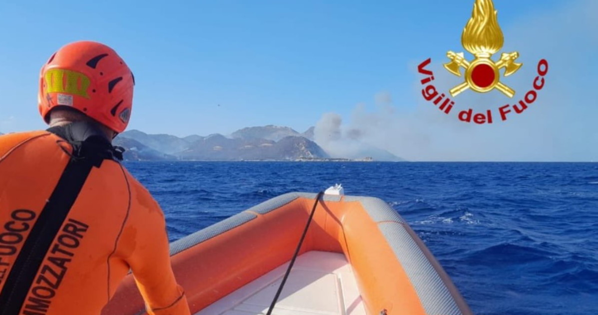 incendio a villasimius bagnanti in fuga portati in salvo via mare