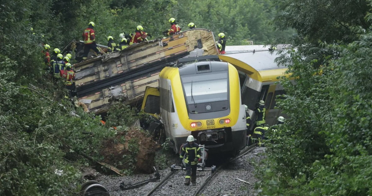treno deraglia con cento persone a bordo morti e feriti