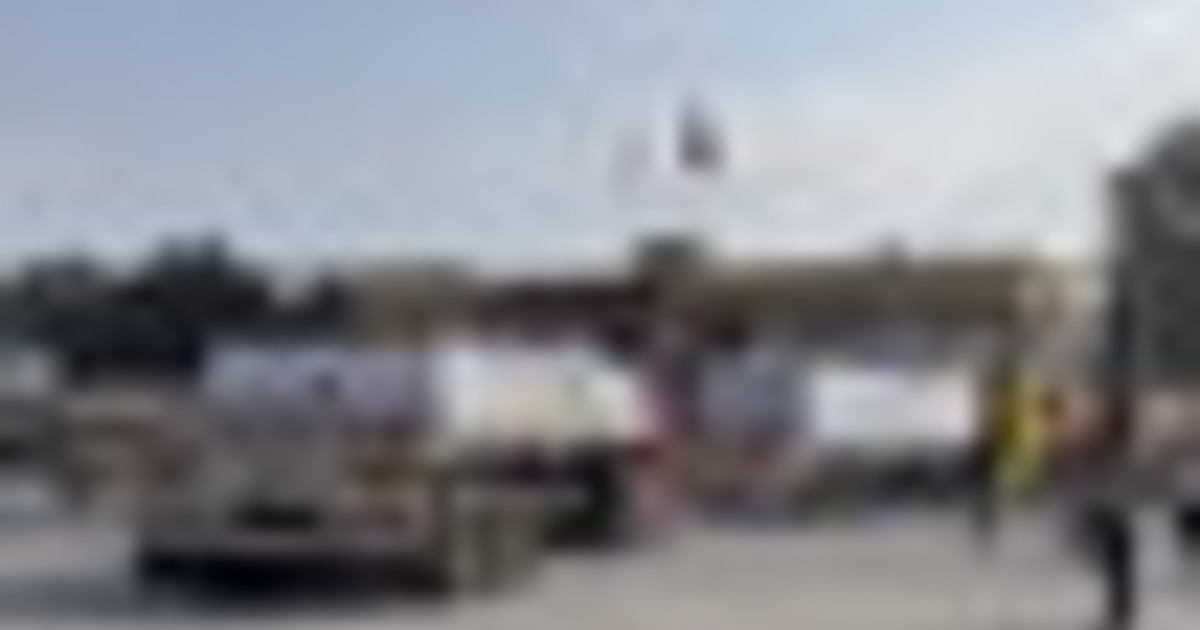 Camion con aiuti verso Gaza nel secondo giorno di "pausa tattica"