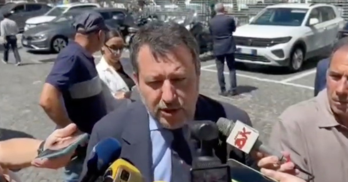 manifesti censurati a roma salvini allucinante e il caso finisce in procura