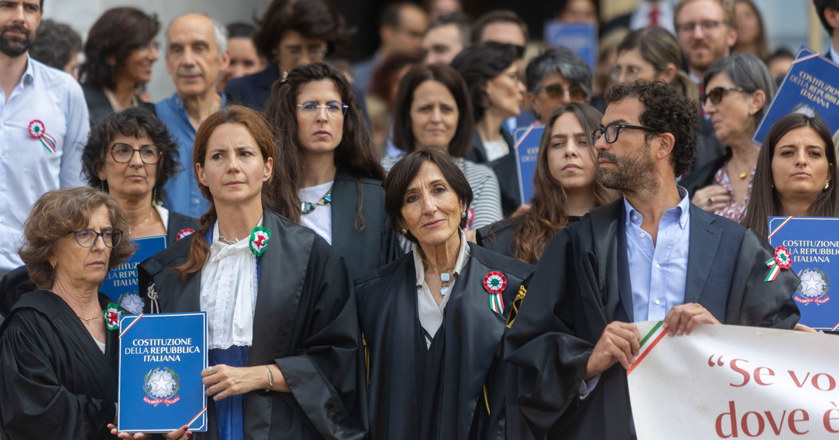Governo fascio, Bibi Hitler. Il delirio delle toghe rosse. Dopo lo scoop l Governo fascio, Bibi Hitler. Il delirio delle toghe rosse. Dopo lo scoop l