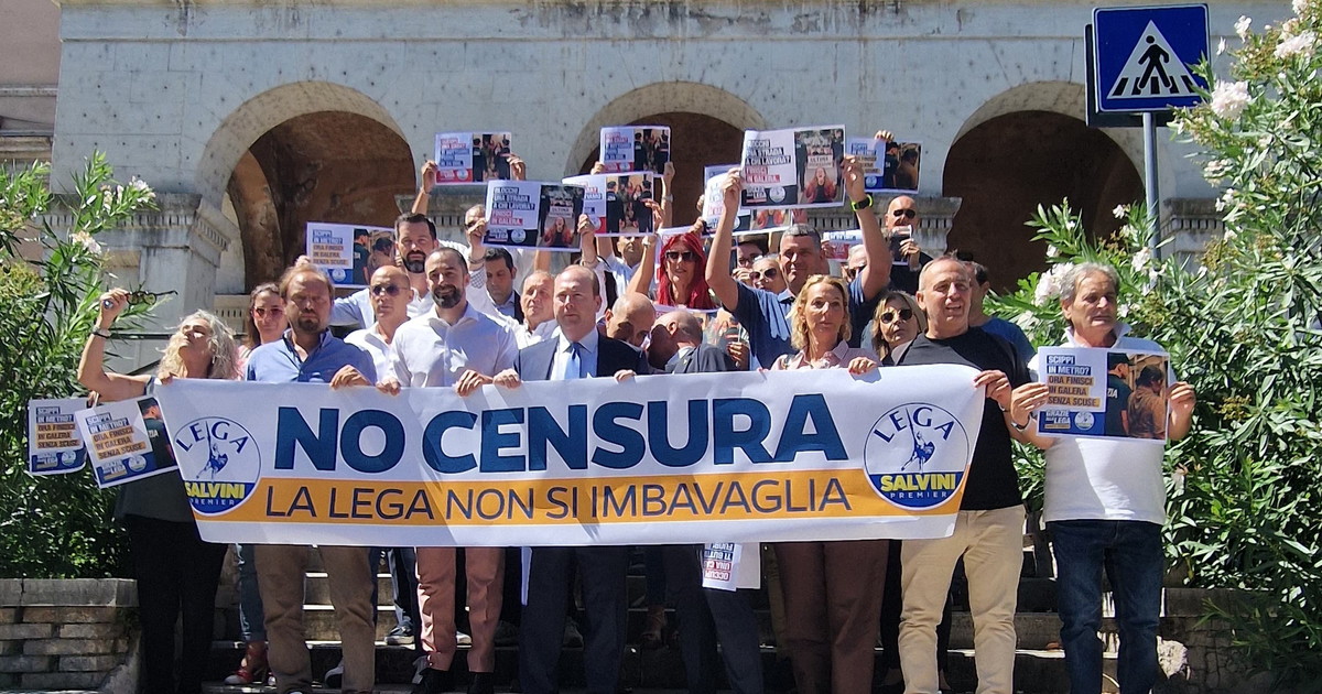 Manifesti rimossi a Roma, la Lega protesta contro Gualtieri: "No alla censura" | GUARDA Manifesti rimossi a Roma, la Lega protesta contro Gualtieri: "No alla censura" | GUARDA