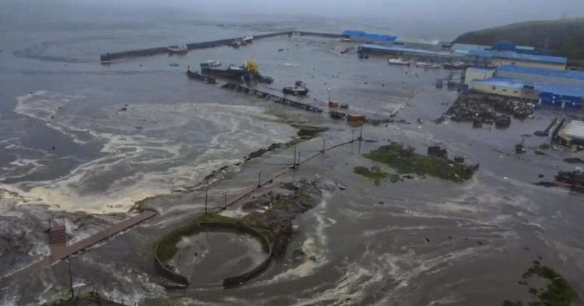 Lo tsunami colpisce con onde alte le isole Curili e il Giappone: le immagini impressionanti | GUARDA
