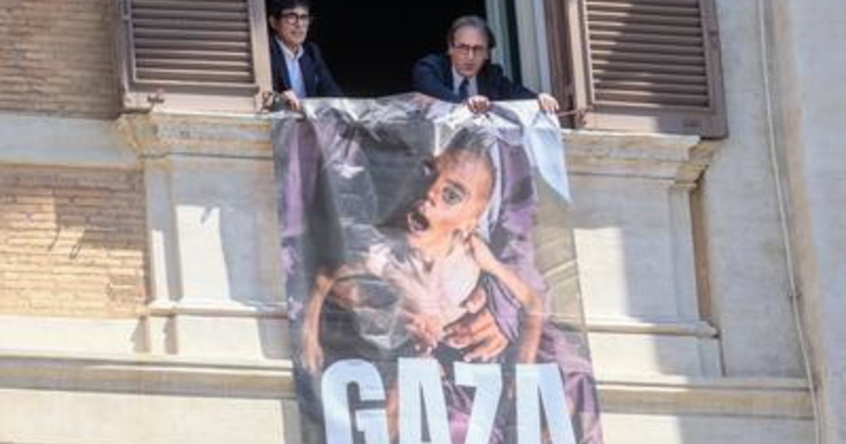 La sceneggiata di Bonelli e Fratoianni. Striscione pro Gaza in Parlamento