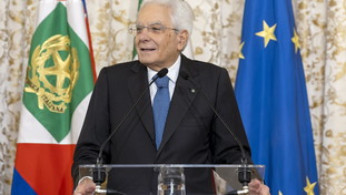 Mattarella: Mosca ha demolito l'equilibrio della pace. Il suo nome nella lista nera del Cremlino