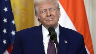 I dazi sono realtà: Trump firma il decreto, ma c'è una sorpresa. Batosta Canada