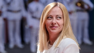 Fratelli d'Italia supera il 30%: l'effetto dazi non si sente e l'occupazione cresce