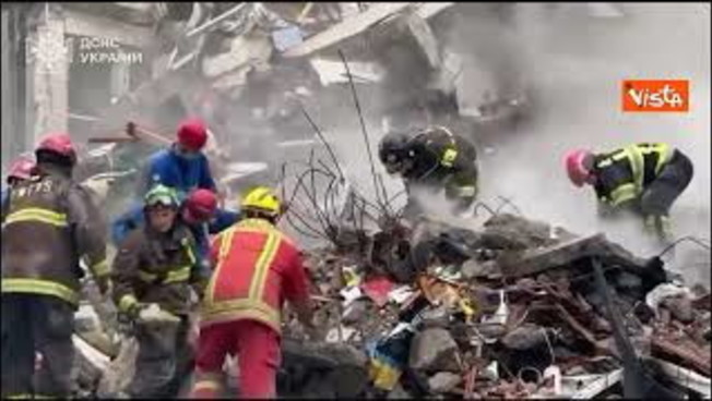 Grattacielo sventrato a Kiev dopo un attacco russo con 300 droni, le macerie e i soccorsi