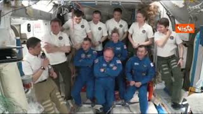 la crew dragon 11 arriva alla stazione spaziale internazionale la cerimonia di benvenuto