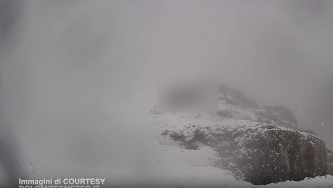 Nevica ad agosto sulla Marmolada: il termometro scende fino a -2 gradi | GUARDA
