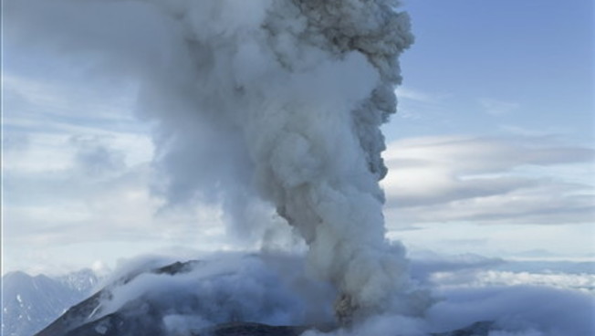 Il vulcano Krasheninnikov erutta dopo 600 anni per colpa del maxi-terremoto: le spettacolari immagini | GUARDA