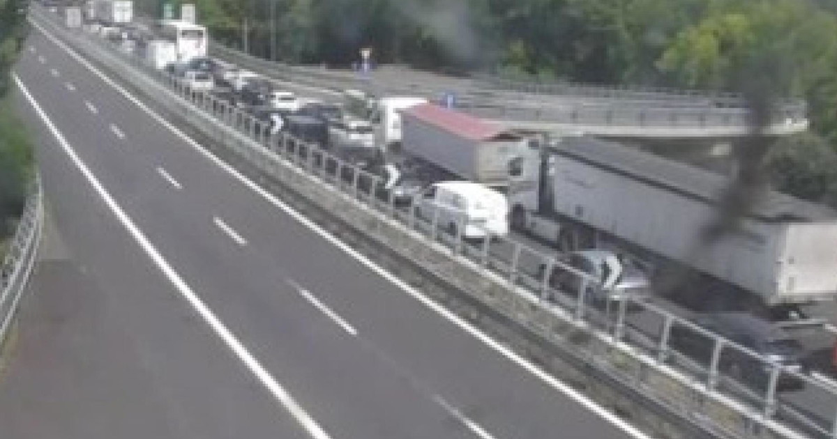 camion salta la corsia e travolge un ambulanza 3 morti sull a1