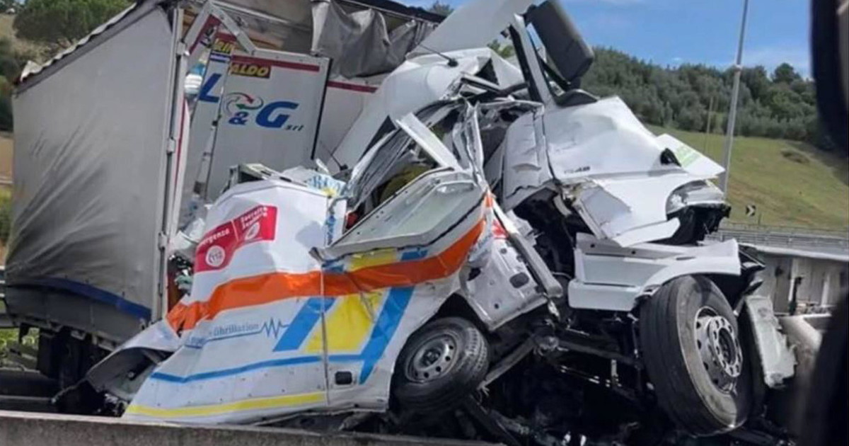 incidente mortale sulla a1 scontro tra tir e ambulanza 3 vittime
