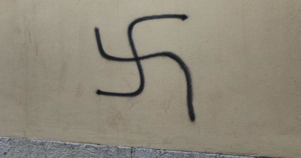 Milano, svastiche sulla porta di una famiglia ebrea: l Milano, svastiche sulla porta di una famiglia ebrea: l