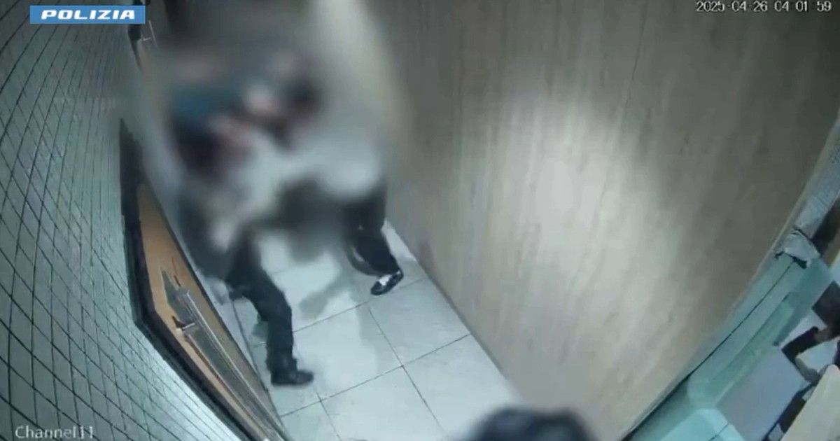 V Catanii aretirali dva mladeniča zaradi homofobnega napada v restavraciji s hitro prehrano