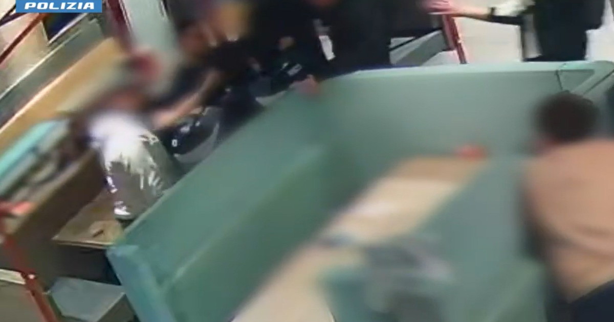 Aggressione omofoba in fast food a Catania, due misure cautelari