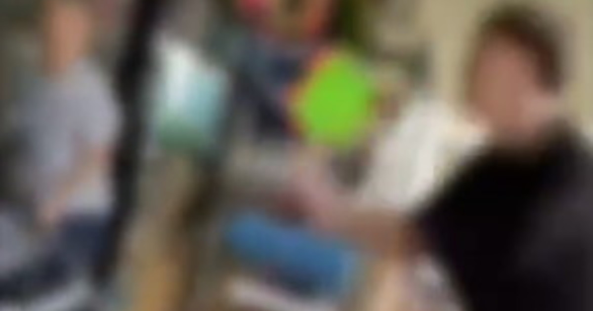 baby gang assalta negozio cinese il video choc identificati due minori