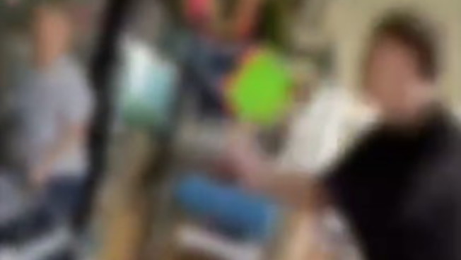 Baby gang assalta negozio cinese: il video choc. Identificati due minori