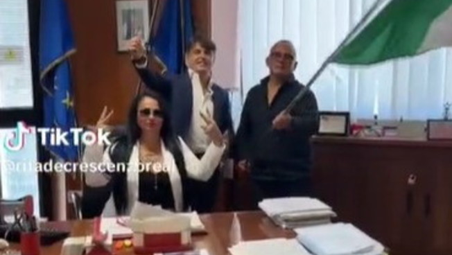 Rita De Crescenzo nell'ufficio del consigliere regionale. E Azione lo espelle