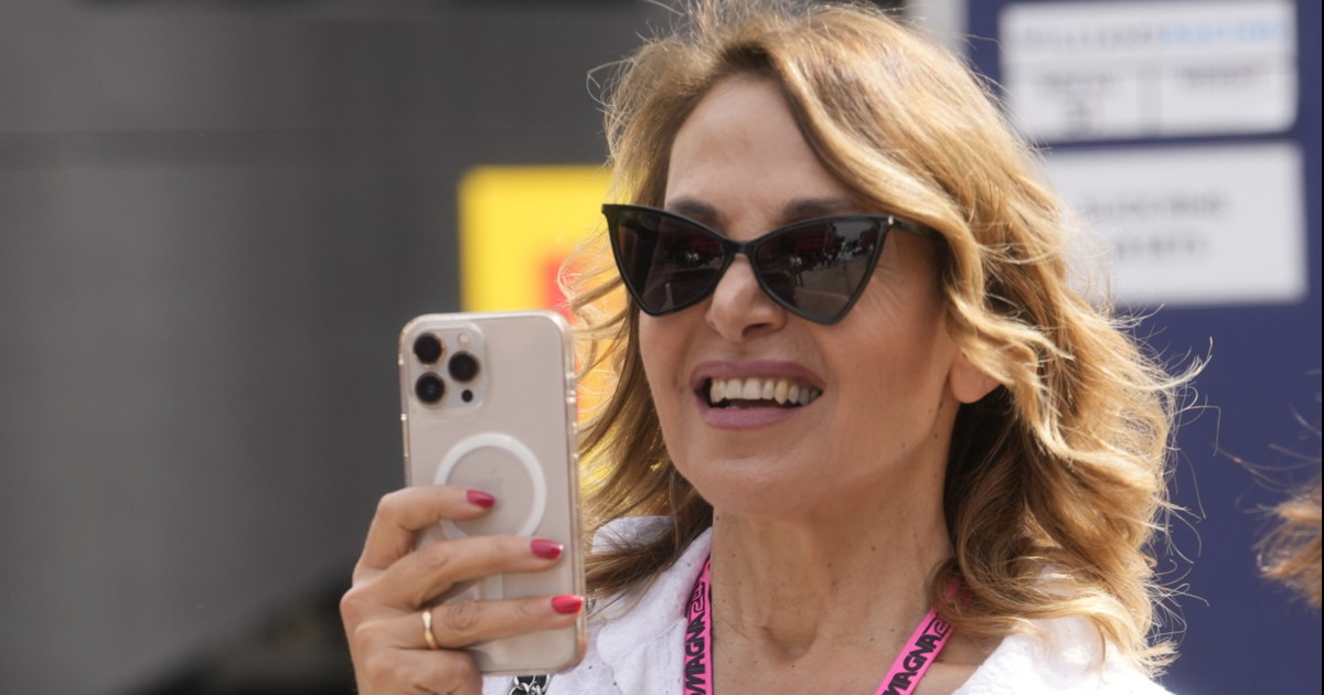 barbara d urso scende in pista a ballando la frecciata social di lucarelli