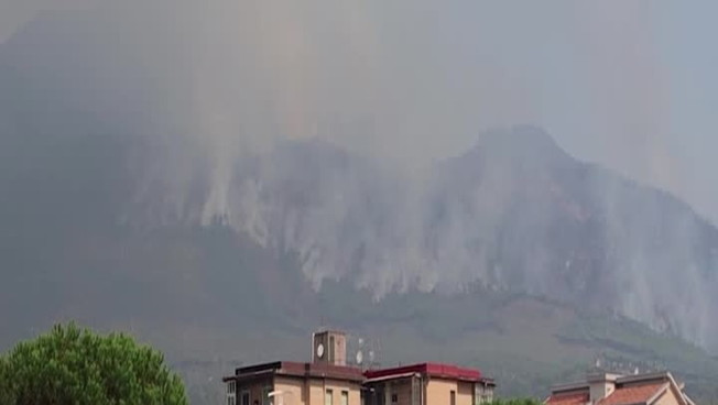 Maxi-incendio sul Vesuvio, centinaia di ettari in fumo. De Luca chiede la mobilitazione nazionale