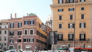 Roma, coppia di turisti aggredita e rapinata in centro da tre nordafricani: un arresto