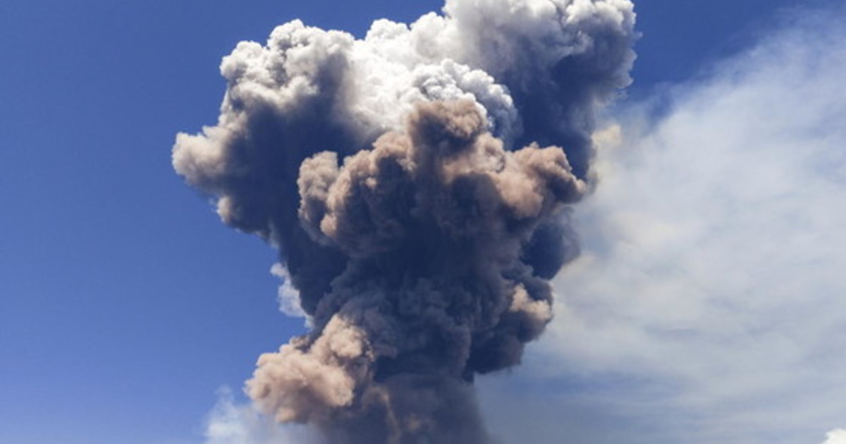 Etna, colata lavica a 3000 metri. Si apre una nuova bocca effusiva: è allarme Etna, colata lavica a 3000 metri. Si apre una nuova bocca effusiva: è allarme