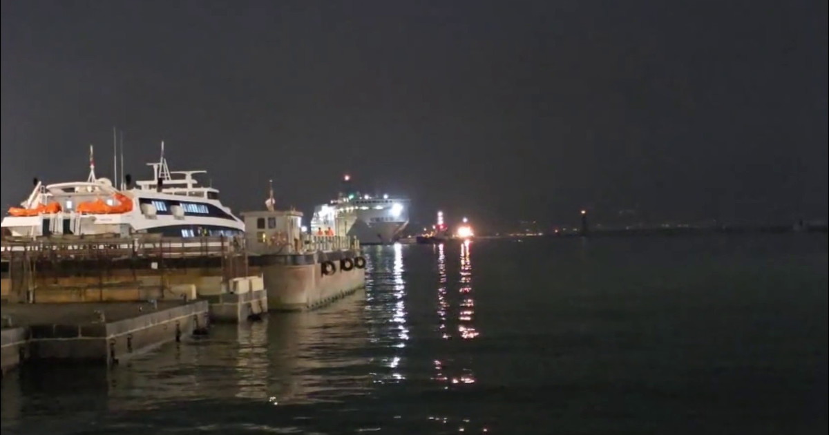 Incendio in un traghetto per Napoli, l'arrivo della nave al porto
