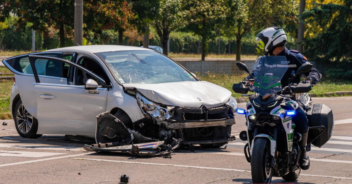 uccisa dall auto rubata a bordo c erano 4 bambini stranieri choc a milano