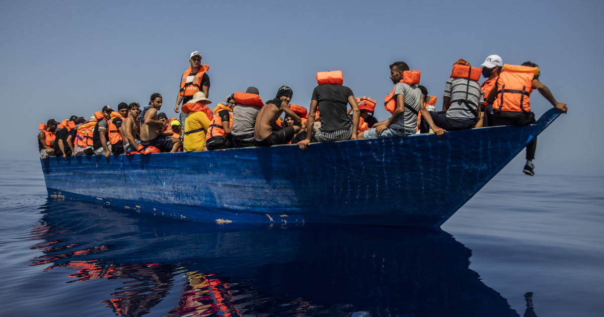 migranti barchino si rovescia al largo di lampedusa almeno 20 morti ci sono dispersi